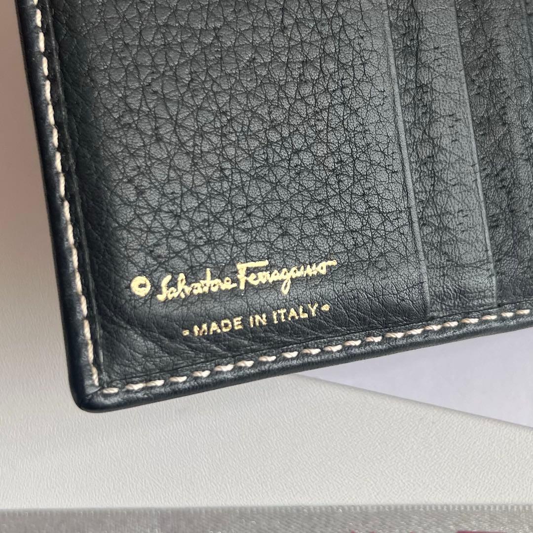 42 極上美品 Ferragamo サルバトーレフェラガモ 2つ折り財布