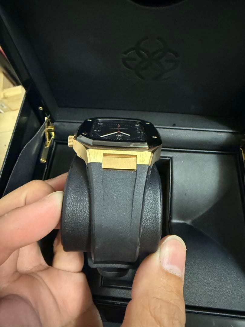 golden concept 44mm ローズゴールド×ブラックシリコン