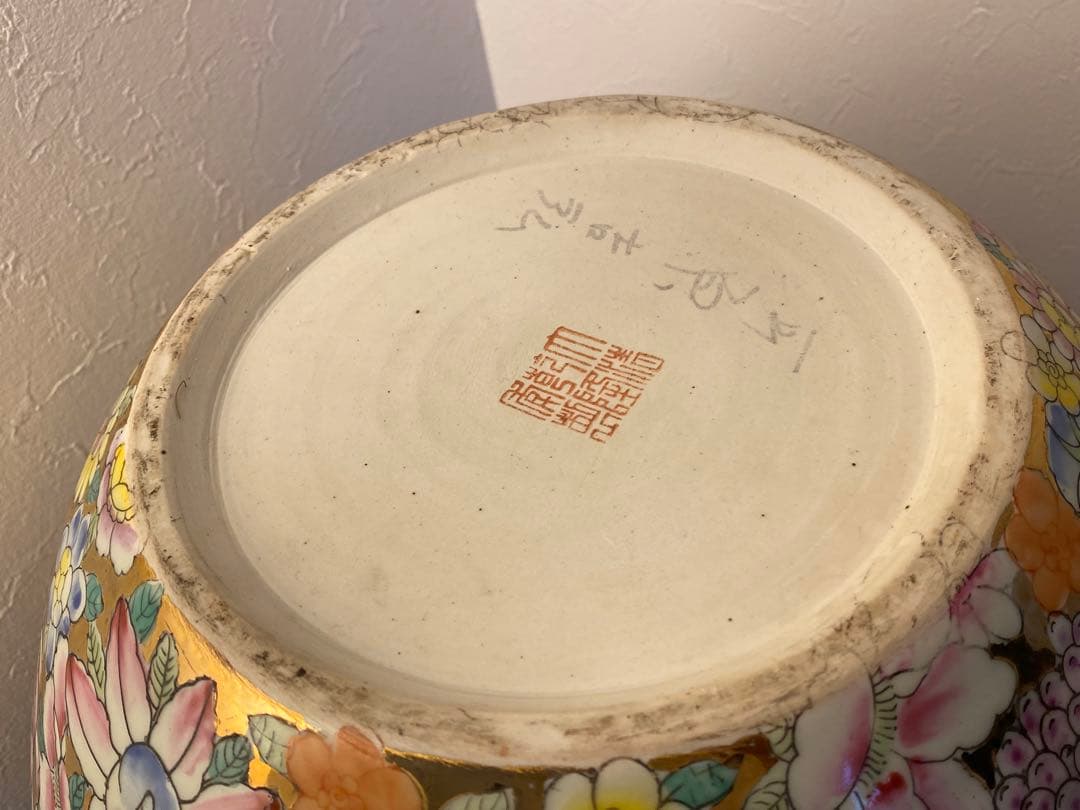 大清乾隆年製款 粉彩金地萬花紋天球瓶 金彩 五彩 色絵磁器 - メルカリ