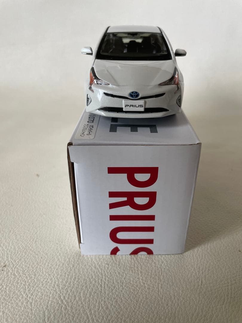 トヨタ プリウス 色見本 50系前 ② 070 ホワイトパールクリスタルシャイン