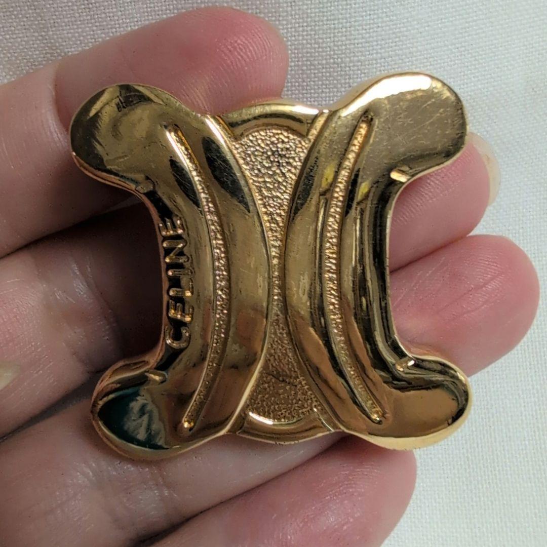 未使用　セリーヌ　トリオンフ　ロゴ　ブローチ　フランス製　ゴールド色 CELINE（セリーヌ） ブローチ トリオンフ フレーム スパークル