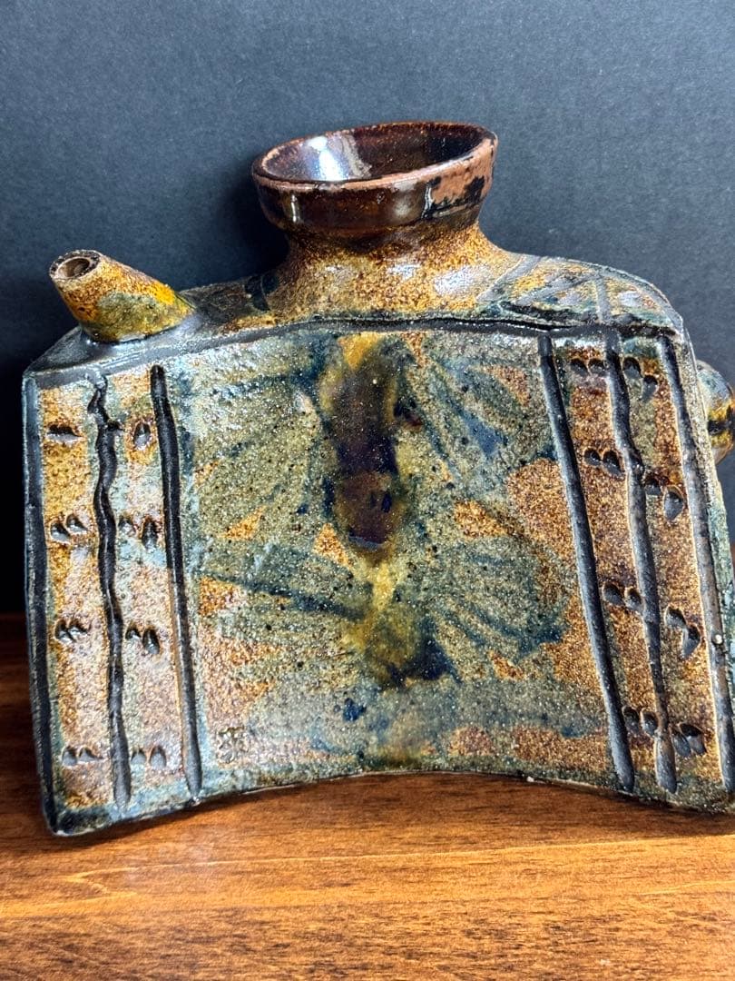 新垣菊さんの傑作、抱瓶　傷なし、欠けなし、躍動感、深い色合いと秞が素晴らしい。