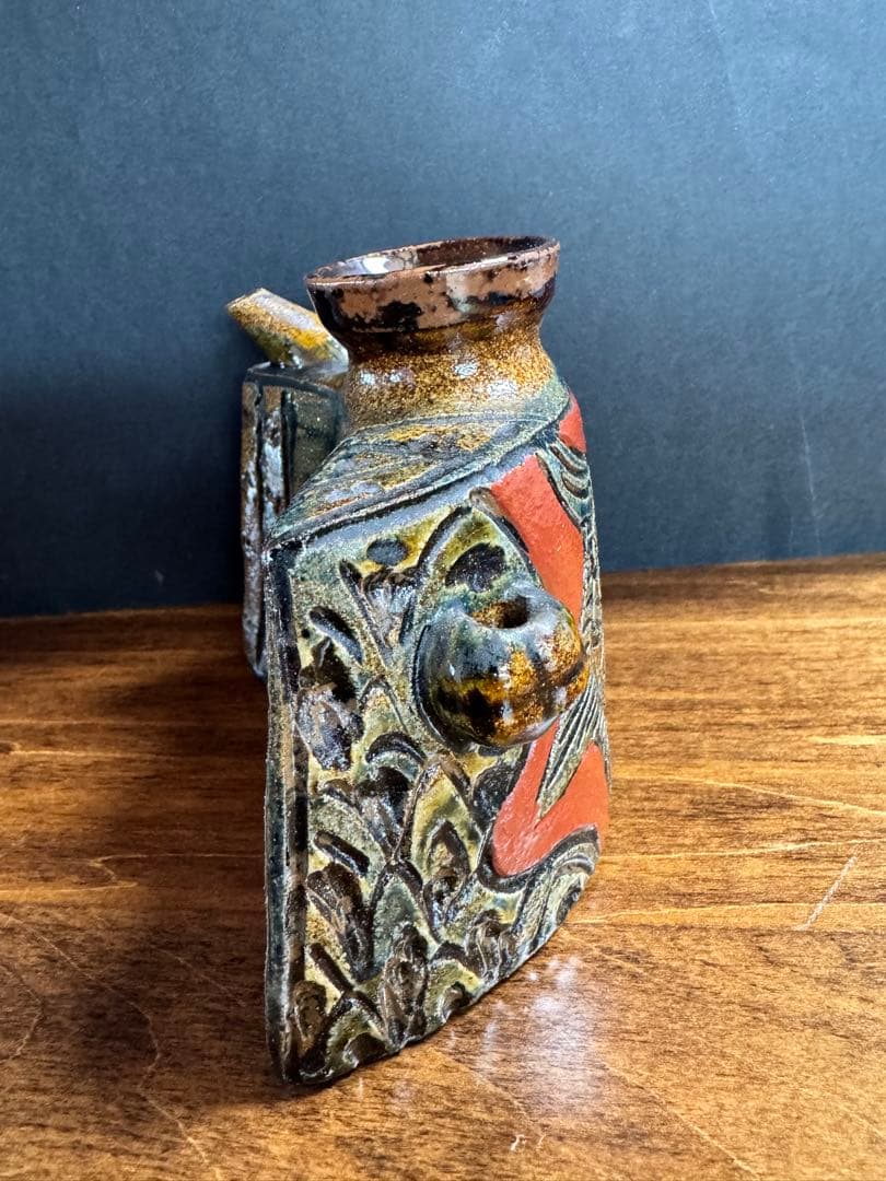 新垣菊さんの傑作、抱瓶　傷なし、欠けなし、躍動感、深い色合いと秞が素晴らしい。