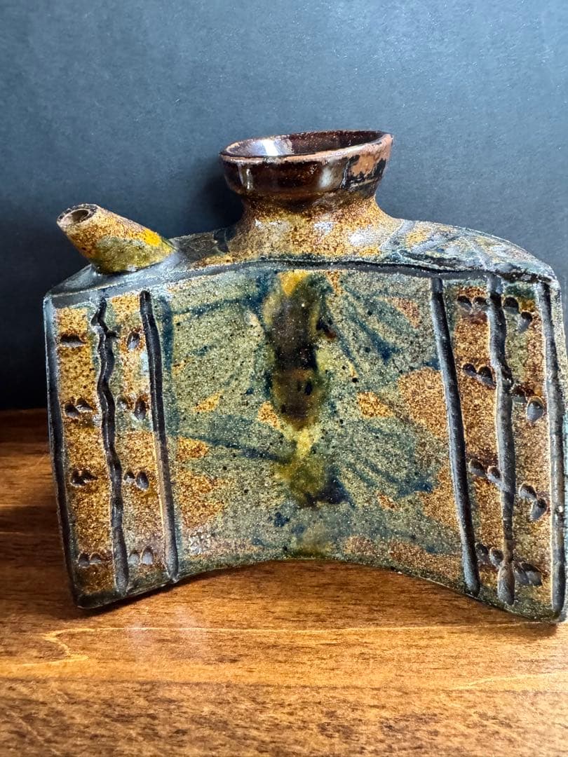 新垣菊さんの傑作、抱瓶　傷なし、欠けなし、躍動感、深い色合いと秞が素晴らしい。