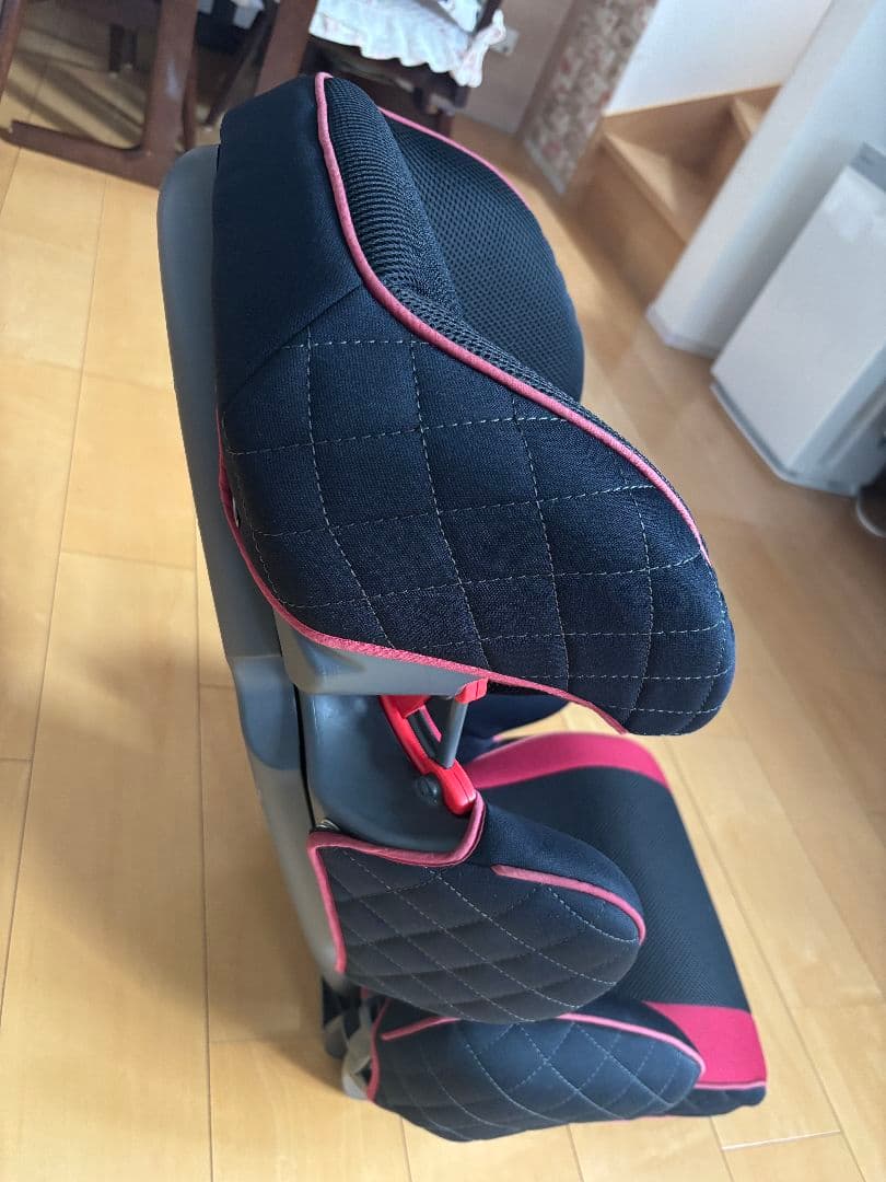 ｕ*♡様 LEXUS純正　ジュニアシート　ブラック/レッド