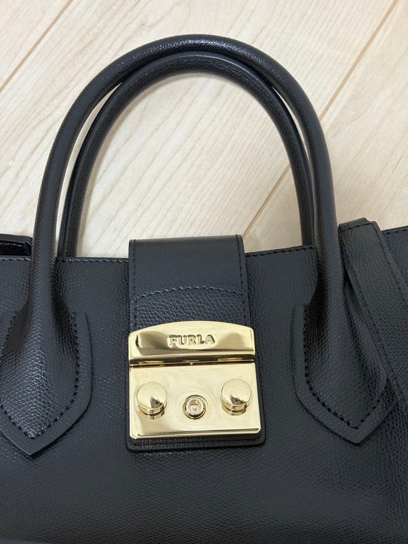 美品★FURLA レザーショルダーバッグ ブラック 黒 ワンタッチかんたん開閉
