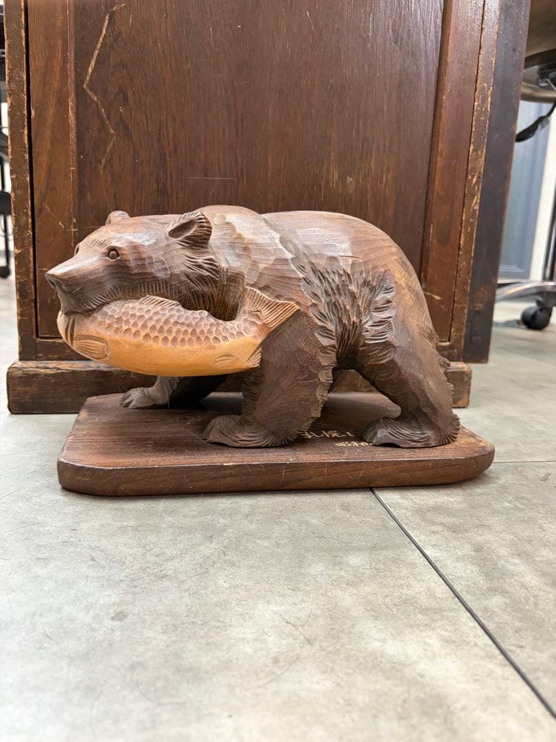 木彫り熊 鮭くわえ 北海道 台座付き - メルカリ