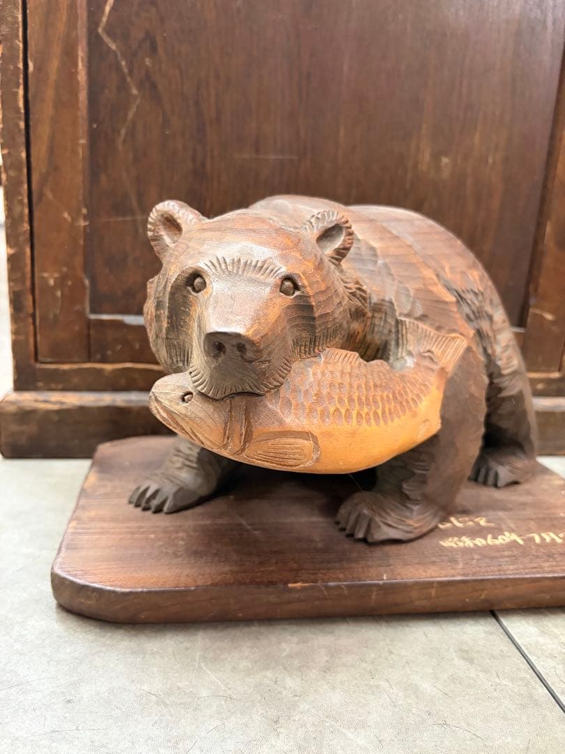 木彫り熊 鮭くわえ 北海道 台座付き - メルカリ