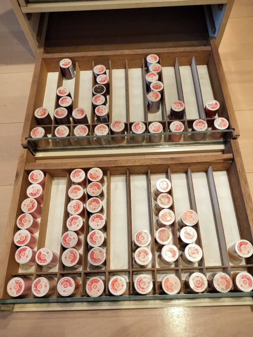 タイヤ―印 木製糸ケース 手芸 店舗什器 昭和レトロ ミシン糸341個付