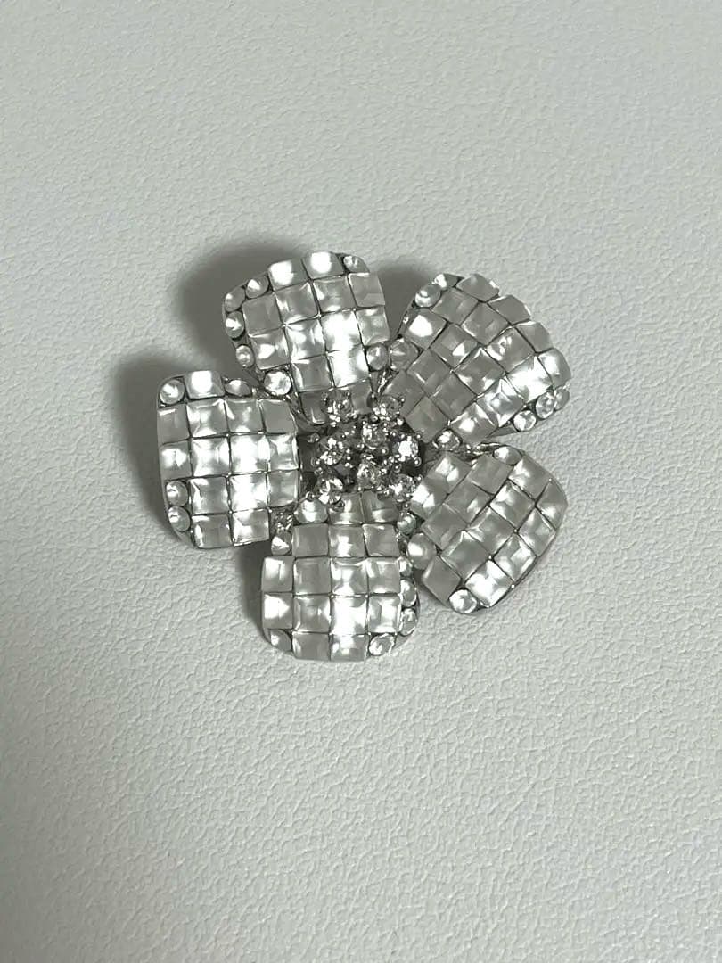 FOXEY 花形クリスタルブローチ FOXEY 花形ブローチ 26645 Brooch