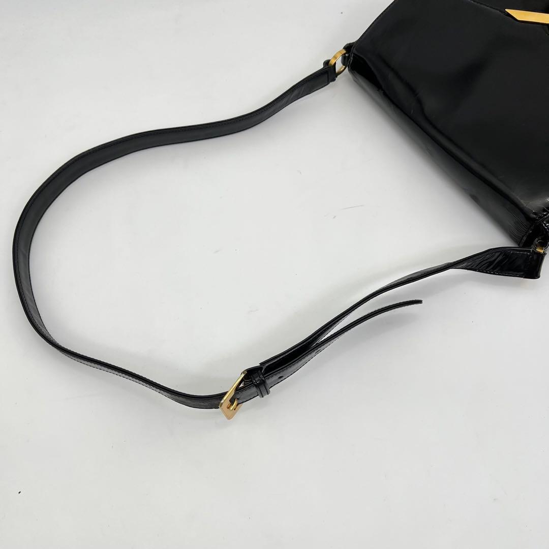 GUCCI ワンショルダーバッグ 肩掛け ゴールド金具 タイガー エナメル 黒