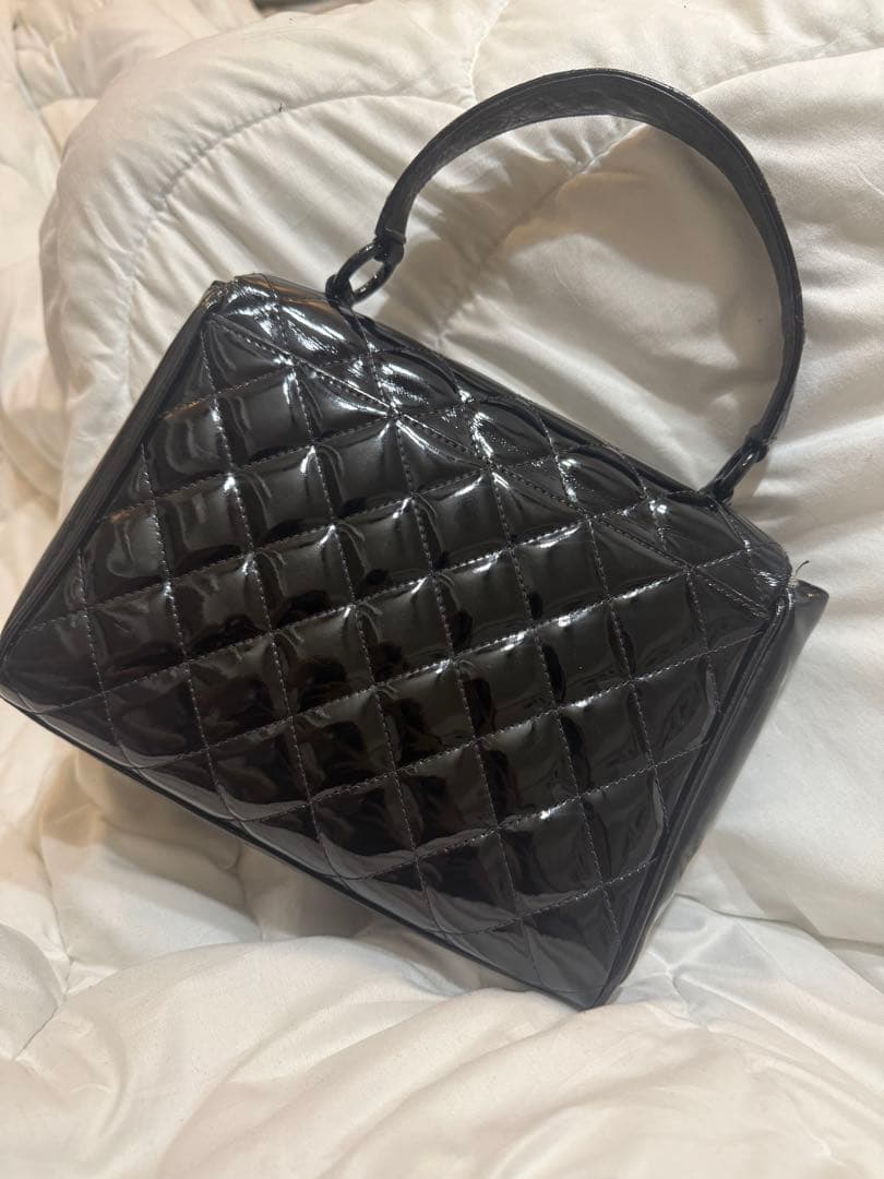 Chanel ブラック エナメル キルティング ハンドバッグ