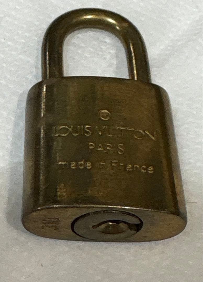 ルイ・ヴィトン ゴールドのパドロック南京錠x鍵set USED - メルカリ