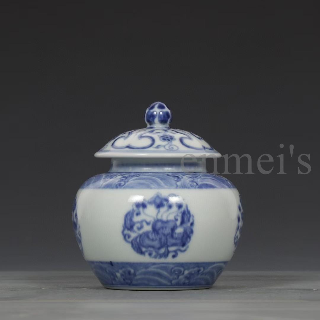 中国古美術・明成化年製款・青花磁団花紋蓋壺・木箱