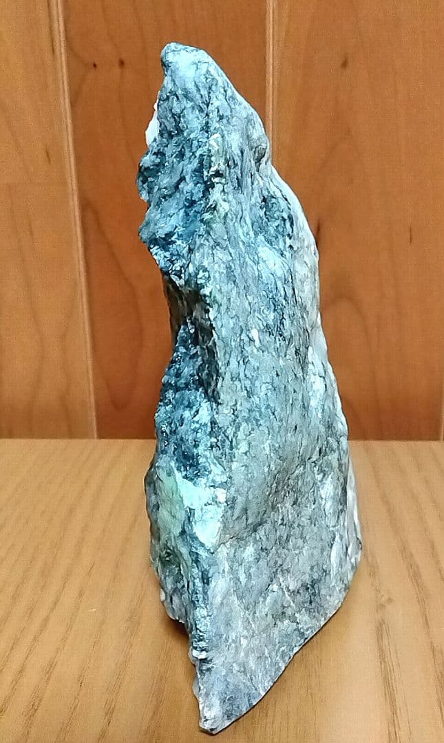 ☆翡翠原石☆糸魚川硬玉【姫川・転石カチ割り・割り肌仕立1.2kg】