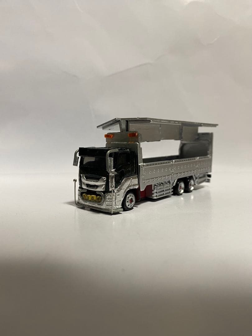 トミカ　ギガ　ウイング車
