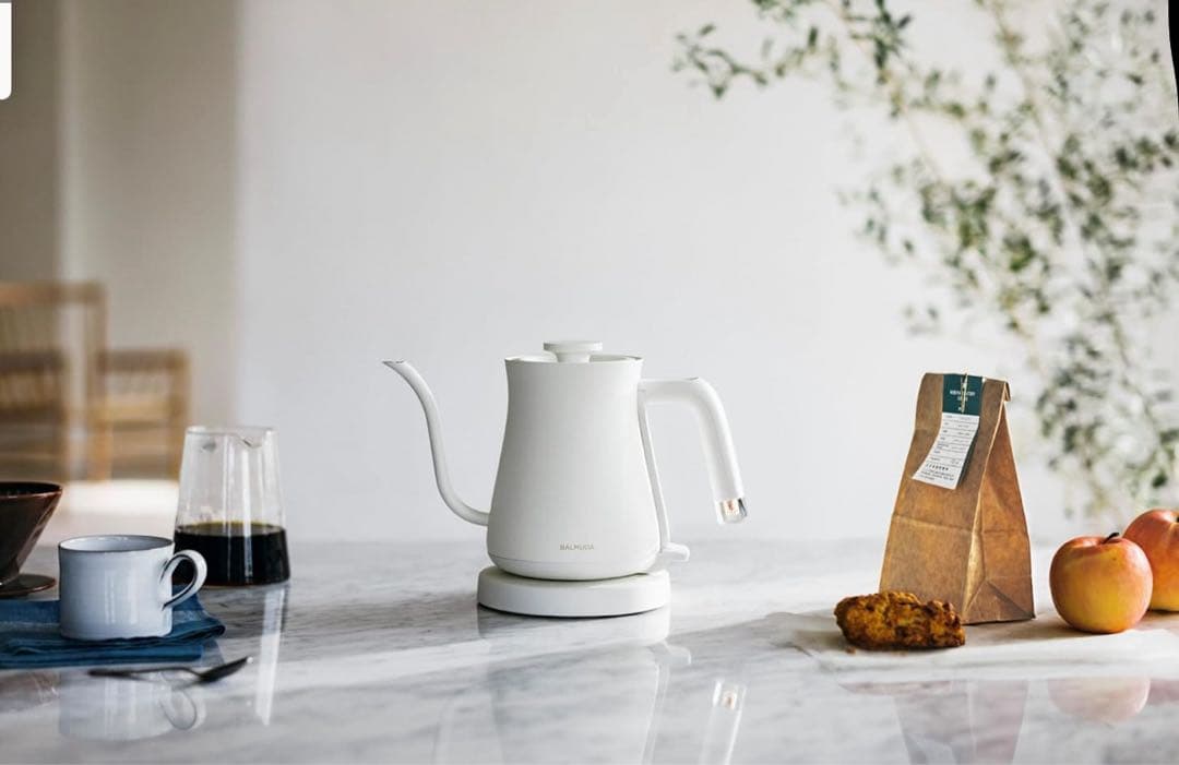 【サクラ **年末セール中** 】バルミューダ 0.6L 電気ケトル白