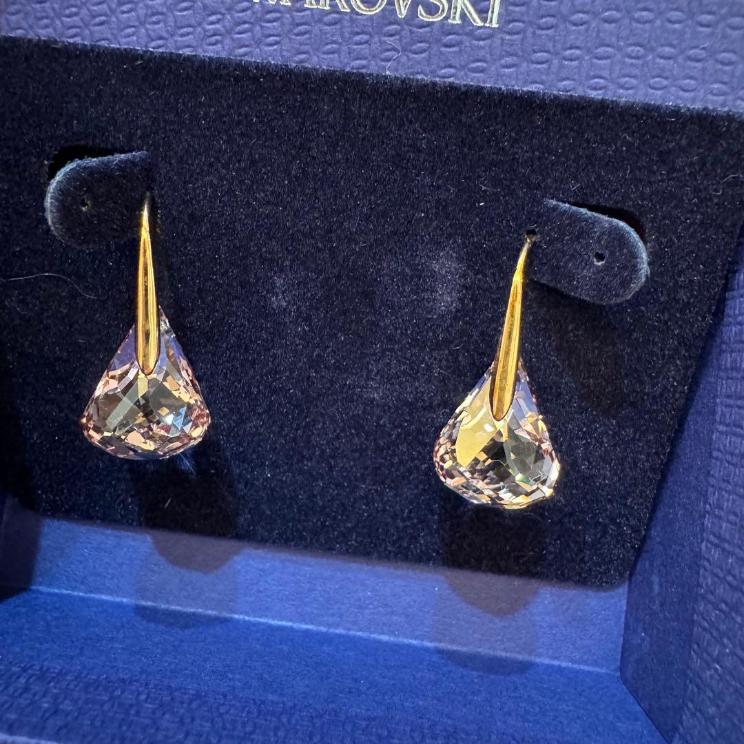 いちご様専用】スワロフスキー Lunar ドロップピアス - メルカリ