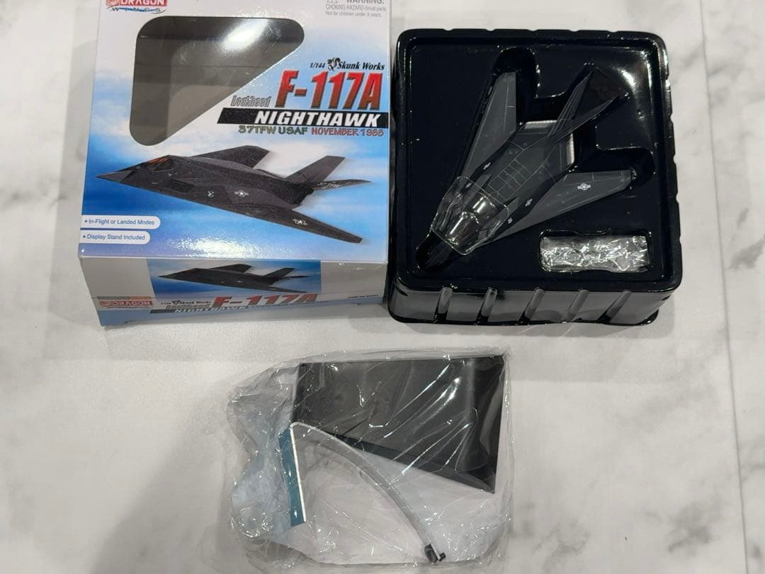 F117ステルス攻撃機(82-0806) 被撃墜機破片？ 1/144 模型付き