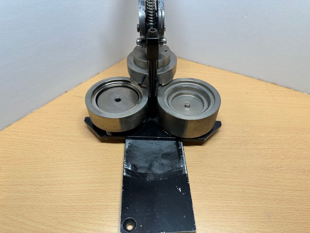 57mｍサイズ缶バッジマシン中古とパーツ約200個のセット　A