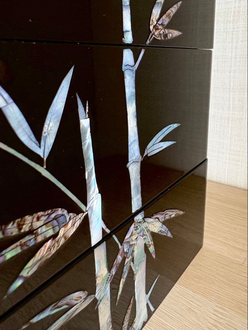 《未使用新品》螺鈿　漆器　三段お重　松竹梅に鶴