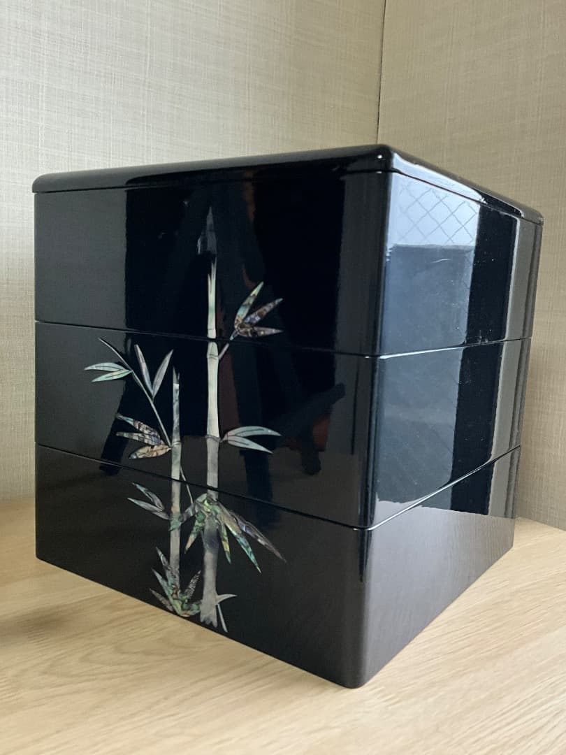 《未使用新品》螺鈿　漆器　三段お重　松竹梅に鶴