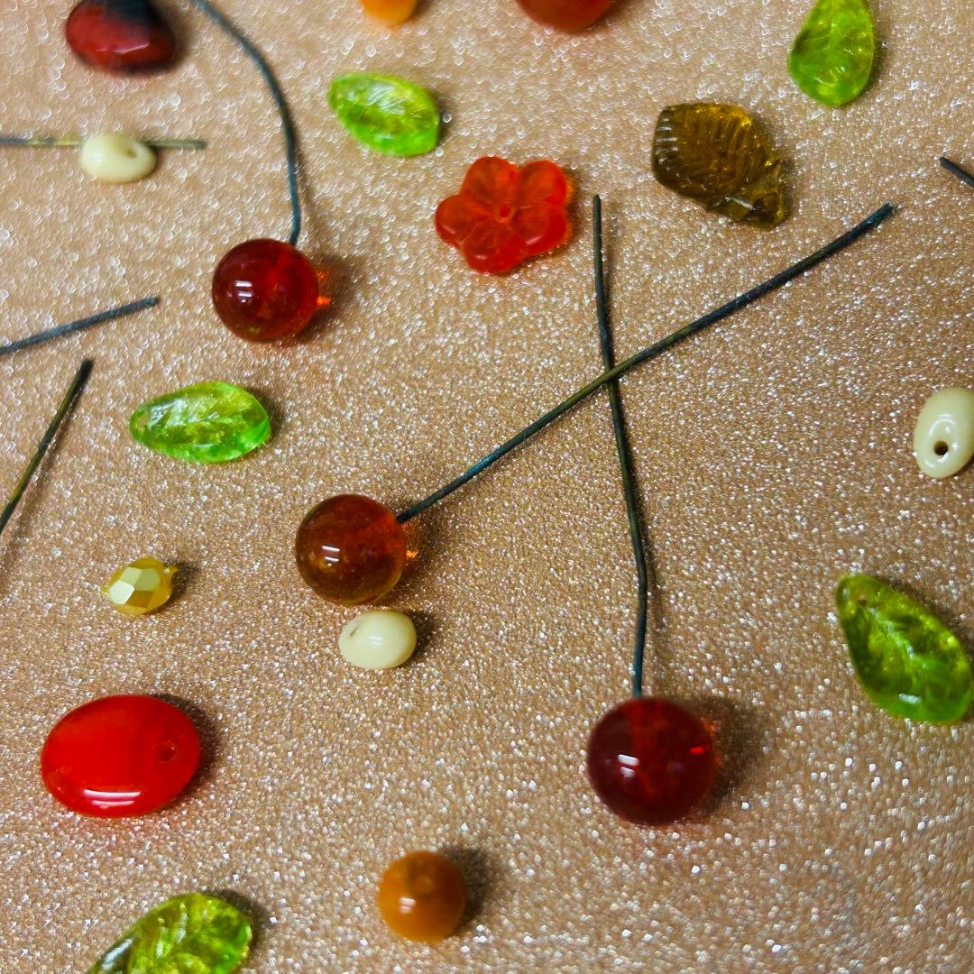 souフランスアンティーク　可愛らしい枝付きガラスパーツ　希少　赤系