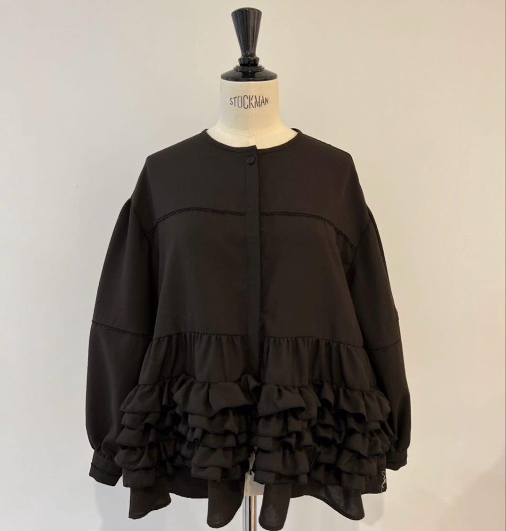 訳あり Max Mara 2025新作定番Mロゴをフローラルディテール ブローチの