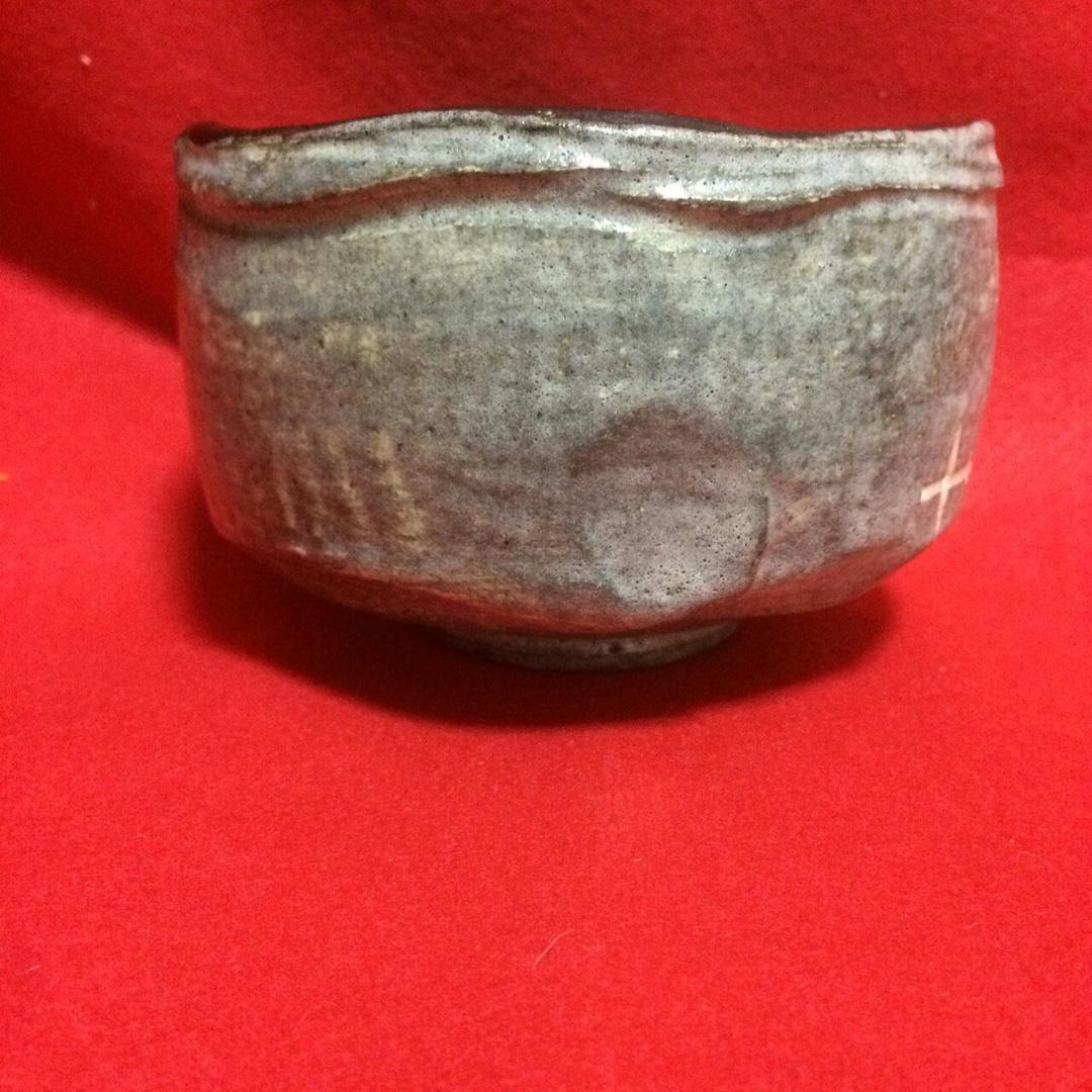 松楽　楽茶碗　大振りです　茅葺き屋根の家と山