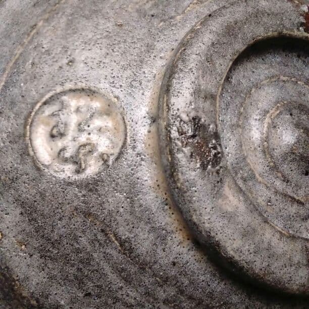 松楽　楽茶碗　大振りです　茅葺き屋根の家と山