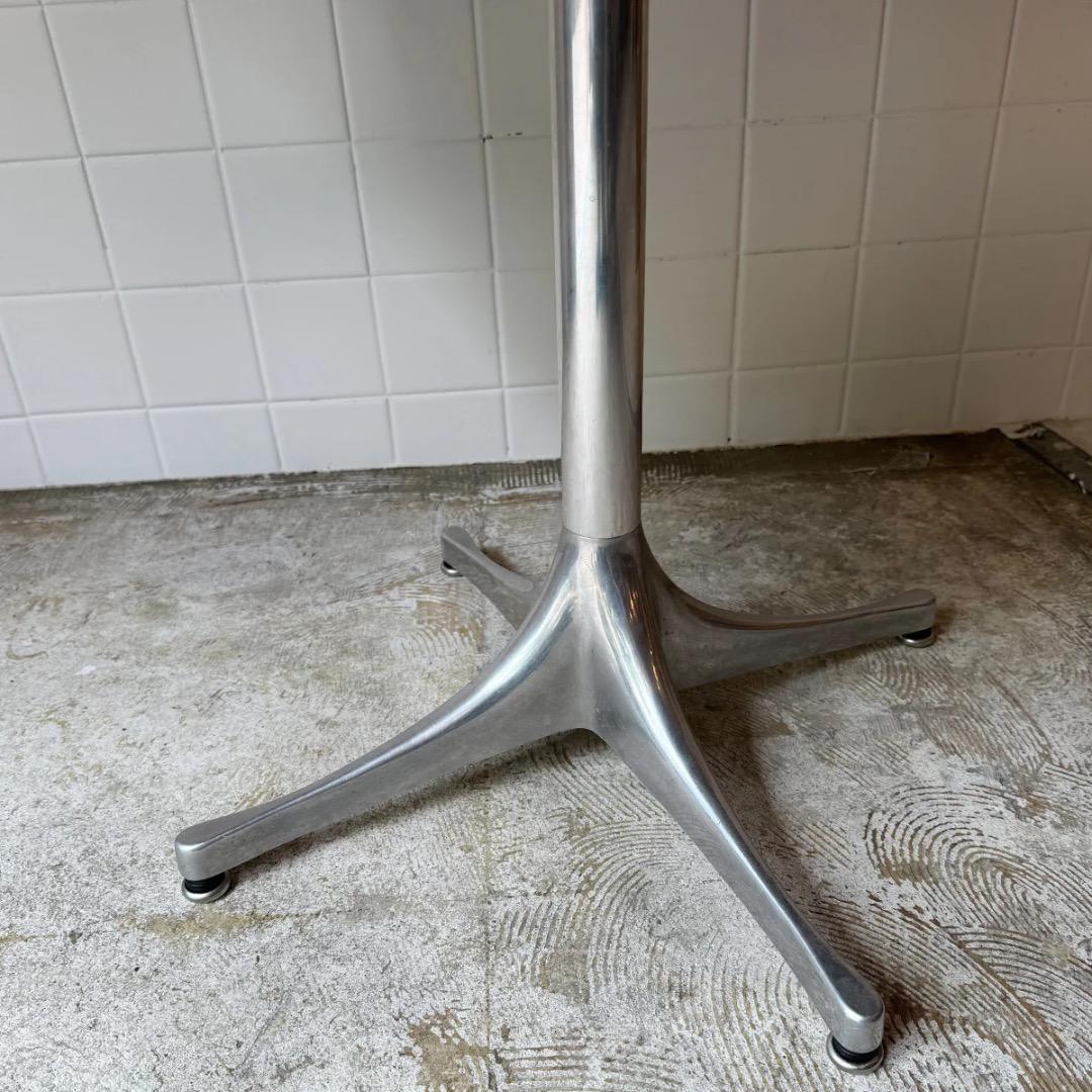 ハーマンミラー社のペデスタルテーブル 2011年製 黒 古傷あり