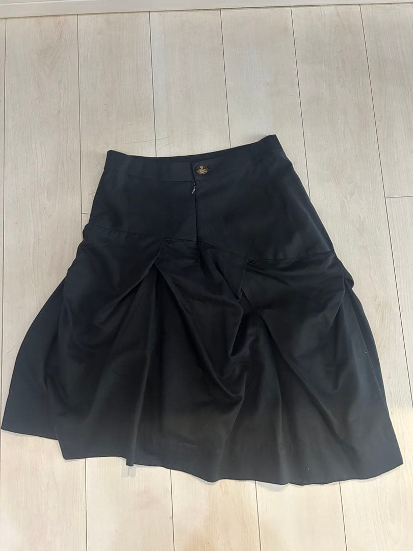 ⭐︎美品⭐︎ヴィヴィアンウエストウッド　タック入り黒フレアスカート　かわいい　個性的