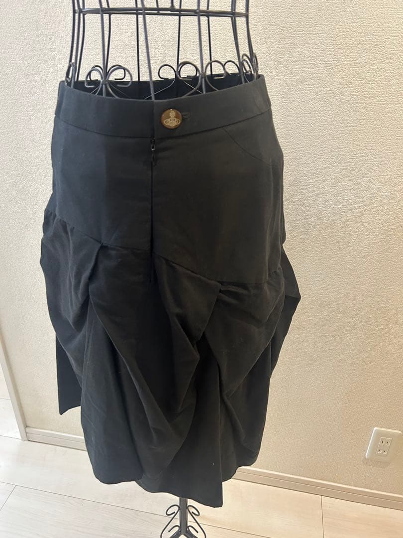⭐︎美品⭐︎ヴィヴィアンウエストウッド　タック入り黒フレアスカート　かわいい　個性的