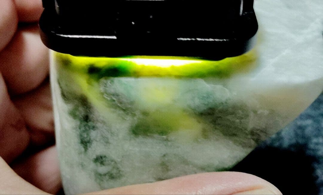 ☆翡翠原石☆糸魚川硬玉【小滝・2面カット磨き474g】