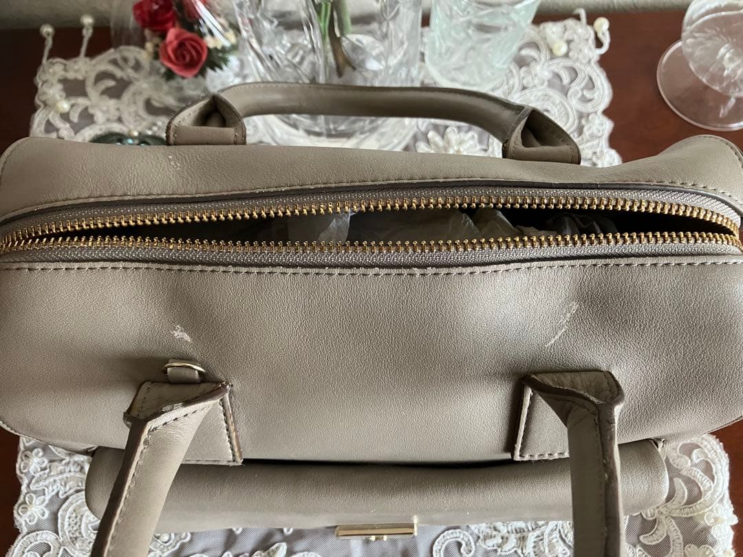 上品なアニヤハインドマーチ ショルダーバッグ グレージュ カーカバレル‼️