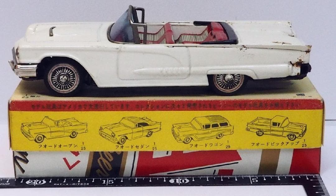 萬代屋【フォード サンダーバード オープン白】ブリキ tin car 箱はコピー