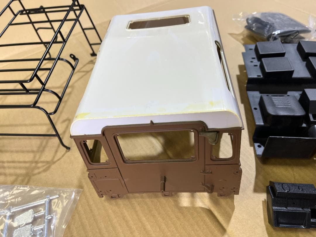 1/10クローラー用ディフェンダーボディ　ヘッドライトカバー片方欠品