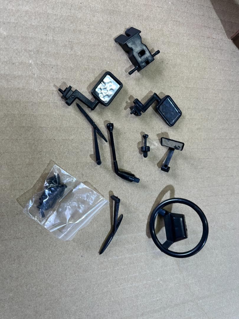 1/10クローラー用ディフェンダーボディ　ヘッドライトカバー片方欠品