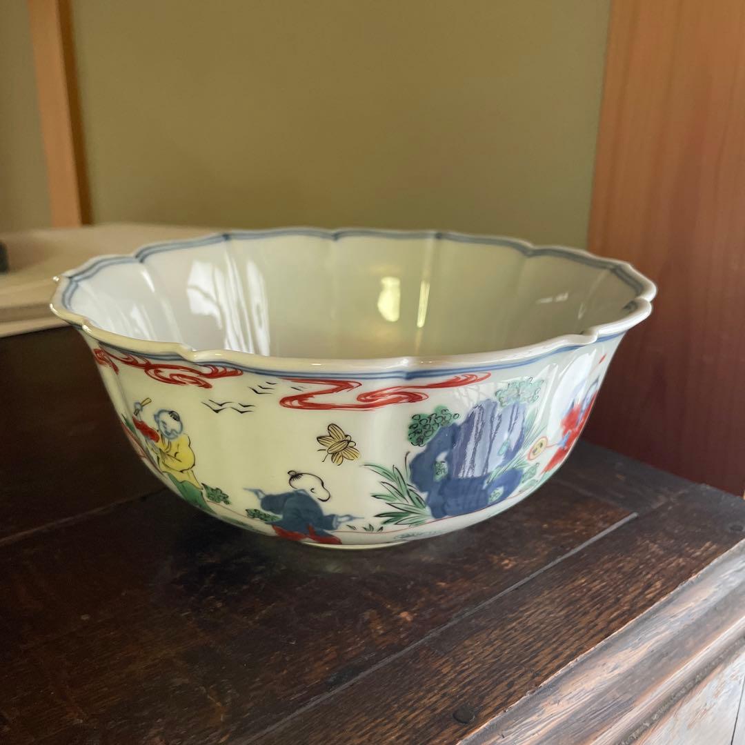 波型の陶器ボウル 色とりどりの絵柄 波型の陶器ボウル 色とりどりの絵柄