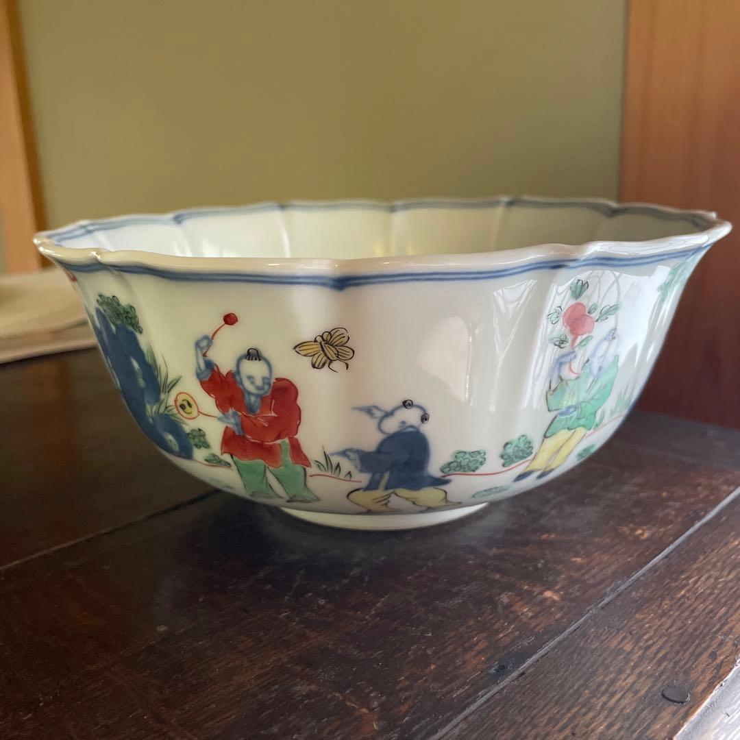 波型の陶器ボウル 色とりどりの絵柄