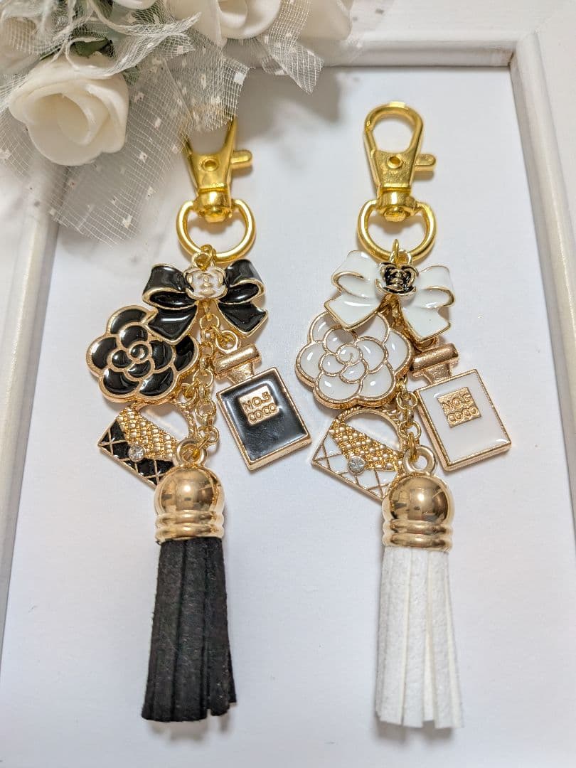 ハンドメイドチャーム　バッグチャーム　カメリア　ミニバッグ　タッセル　黒ピンク