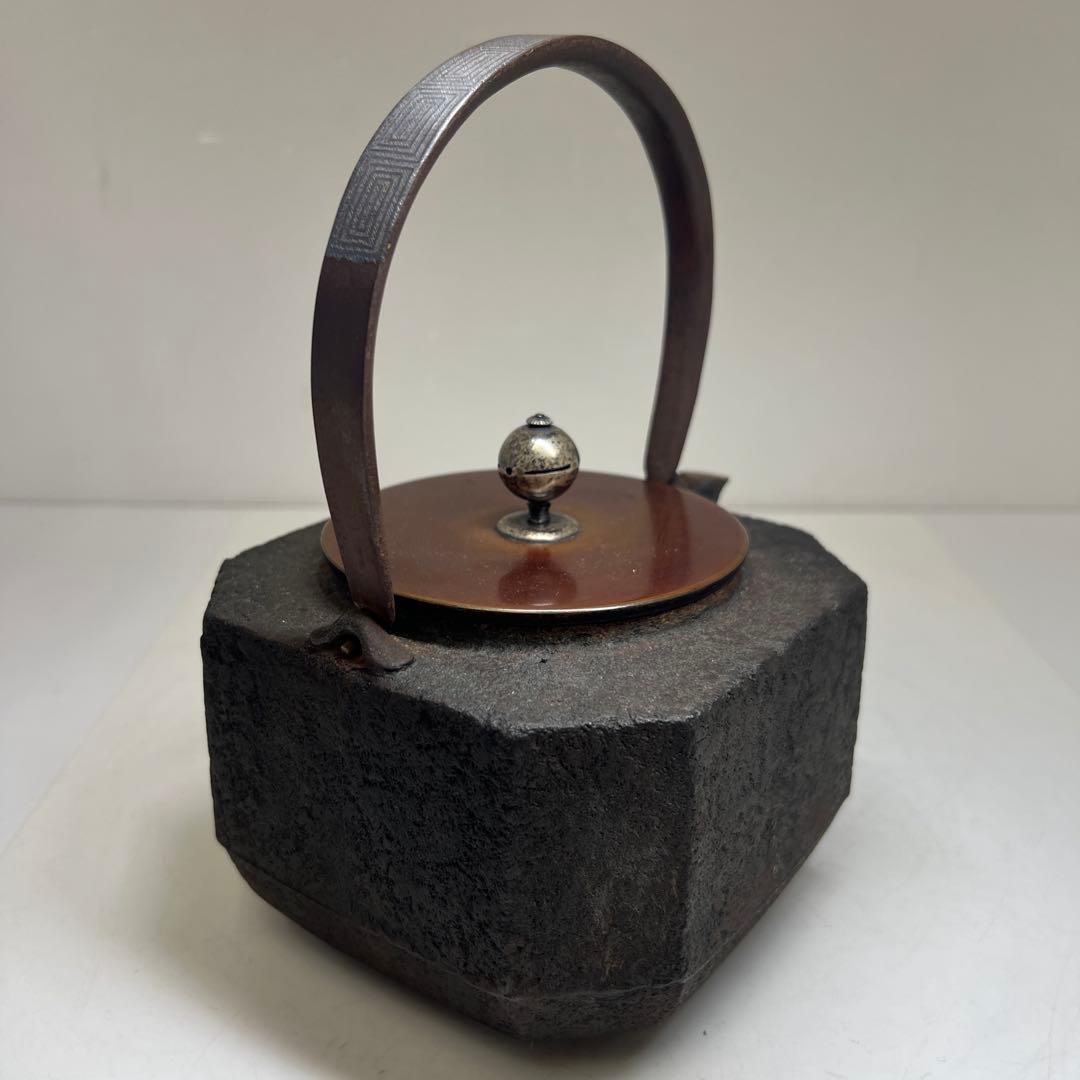 精金堂 雷文象嵌把手八角鉄瓶 合箱 1708g 東Y7-0509⭐︎2F