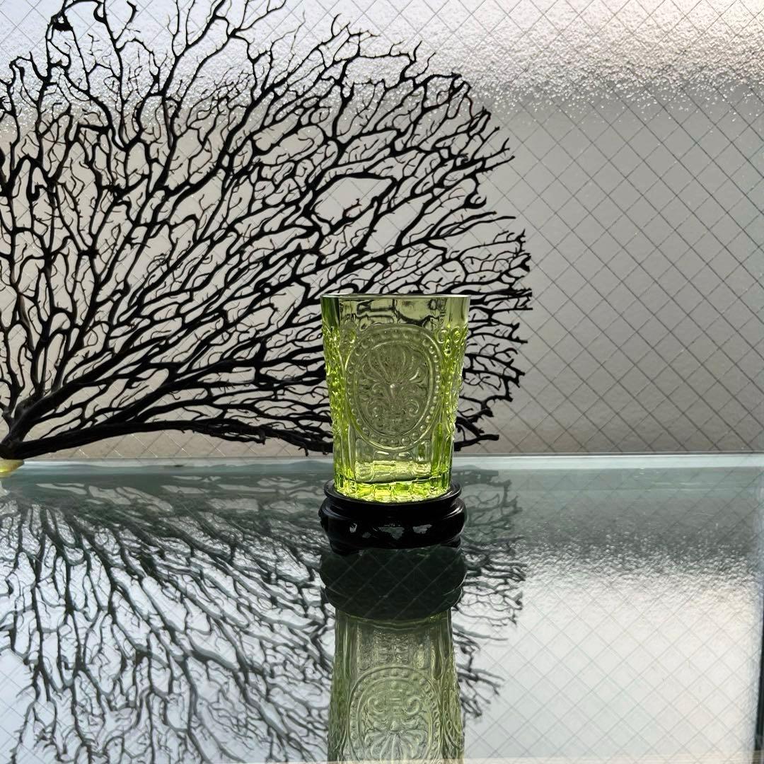 骨董 時代ガラス ゆらゆらプレスガラス 若草色 百合の紋章 コップ ウラン