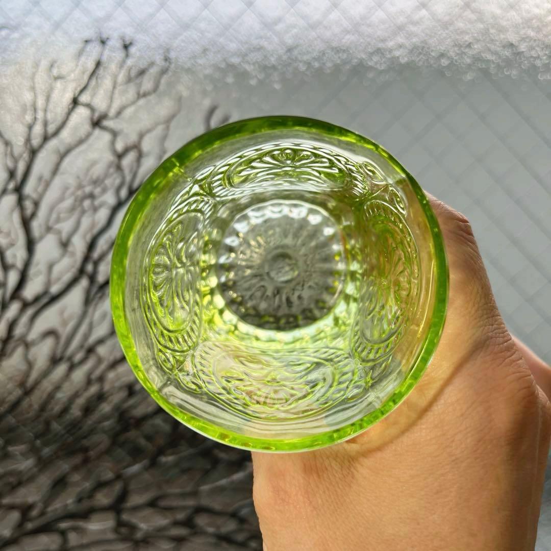 骨董 時代ガラス ゆらゆらプレスガラス 若草色 百合の紋章 コップ ウラン