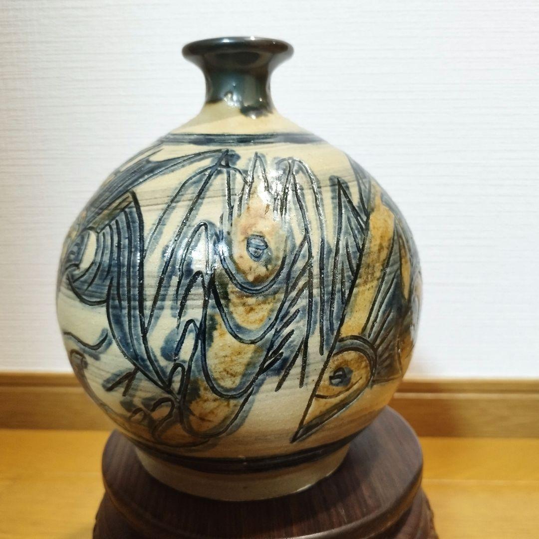 沖縄の人間国宝　金城次郎さんの飾り丸壺　魚と海老紋様　在銘あり！　花瓶にも。
