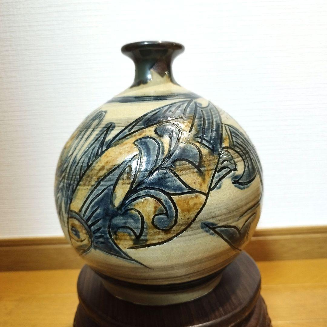 沖縄の人間国宝　金城次郎さんの飾り丸壺　魚と海老紋様　在銘あり！　花瓶にも。