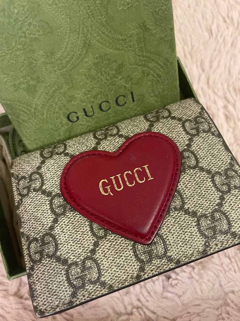 GUCCI ハート型ロゴ 二つ折り財布