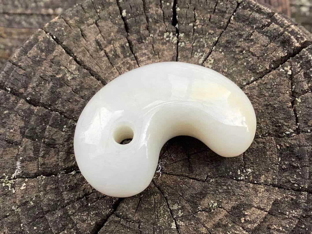 極上物✳きらきら味の素‼️小滝産糸魚川翡翠勾玉 氷の世界へアイス