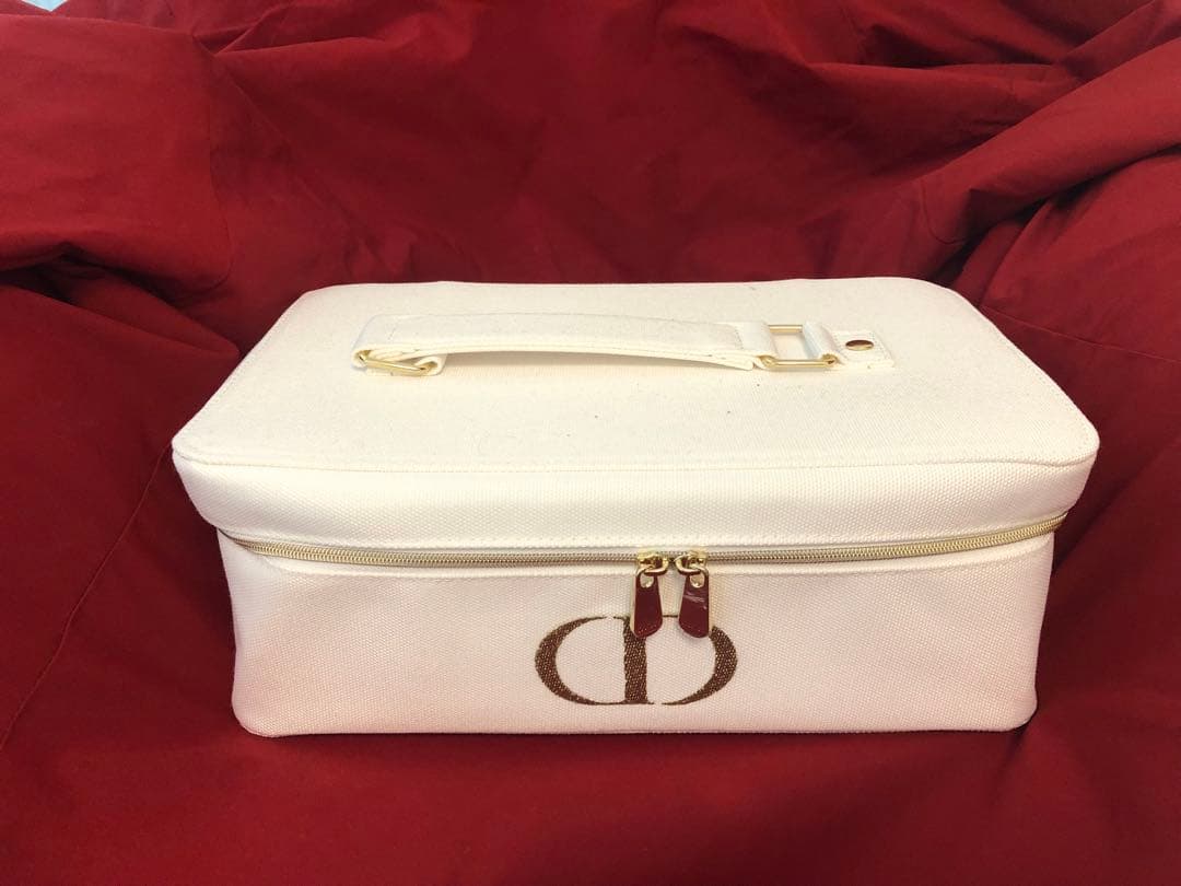 Dior ノベルティメイクアップポーチ アイマスク・シュシュ・コットンケース付き