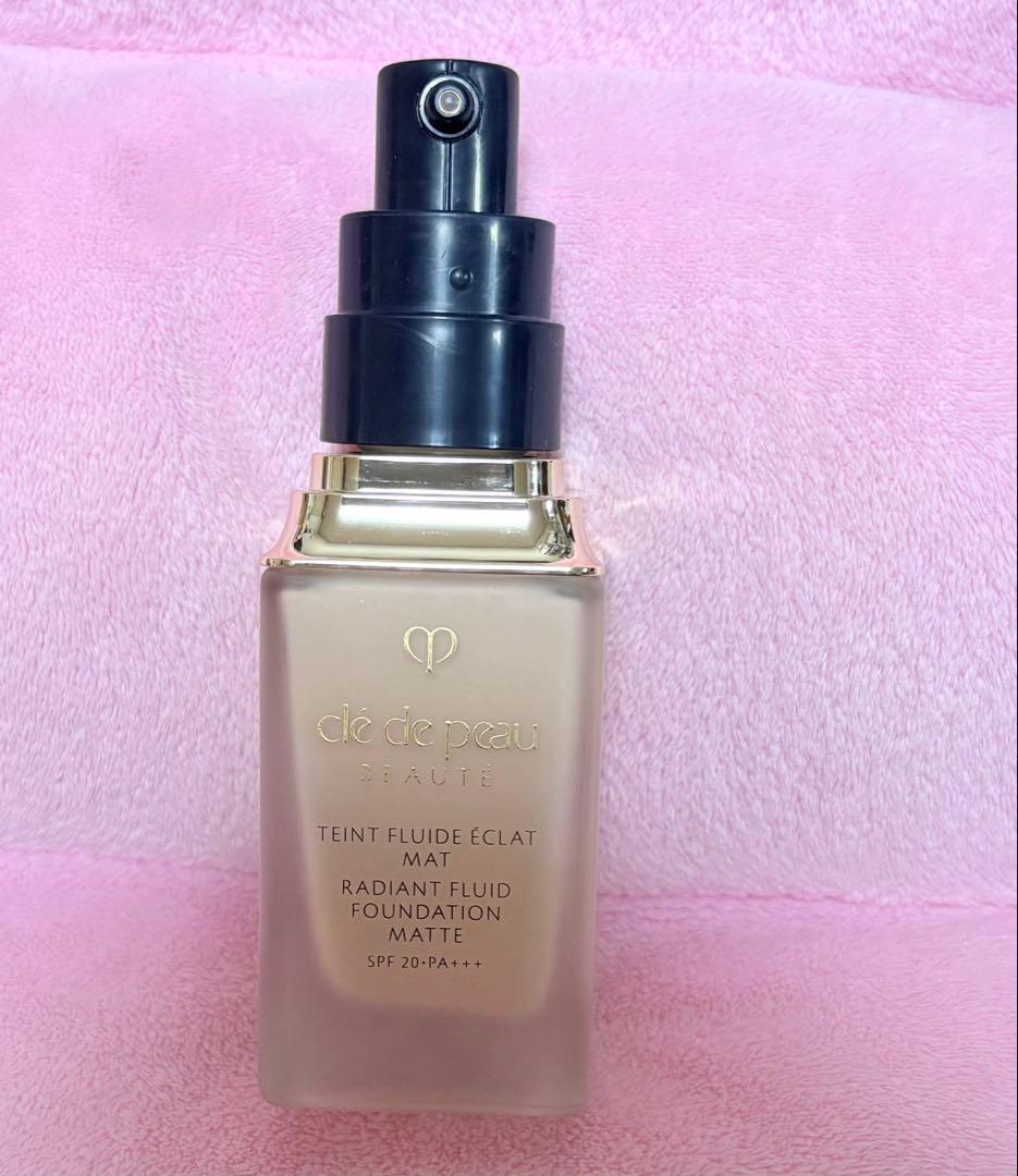 クレ・ド・ポー ボーテ　タンフリュイドエクラ マット ピンクオークル10